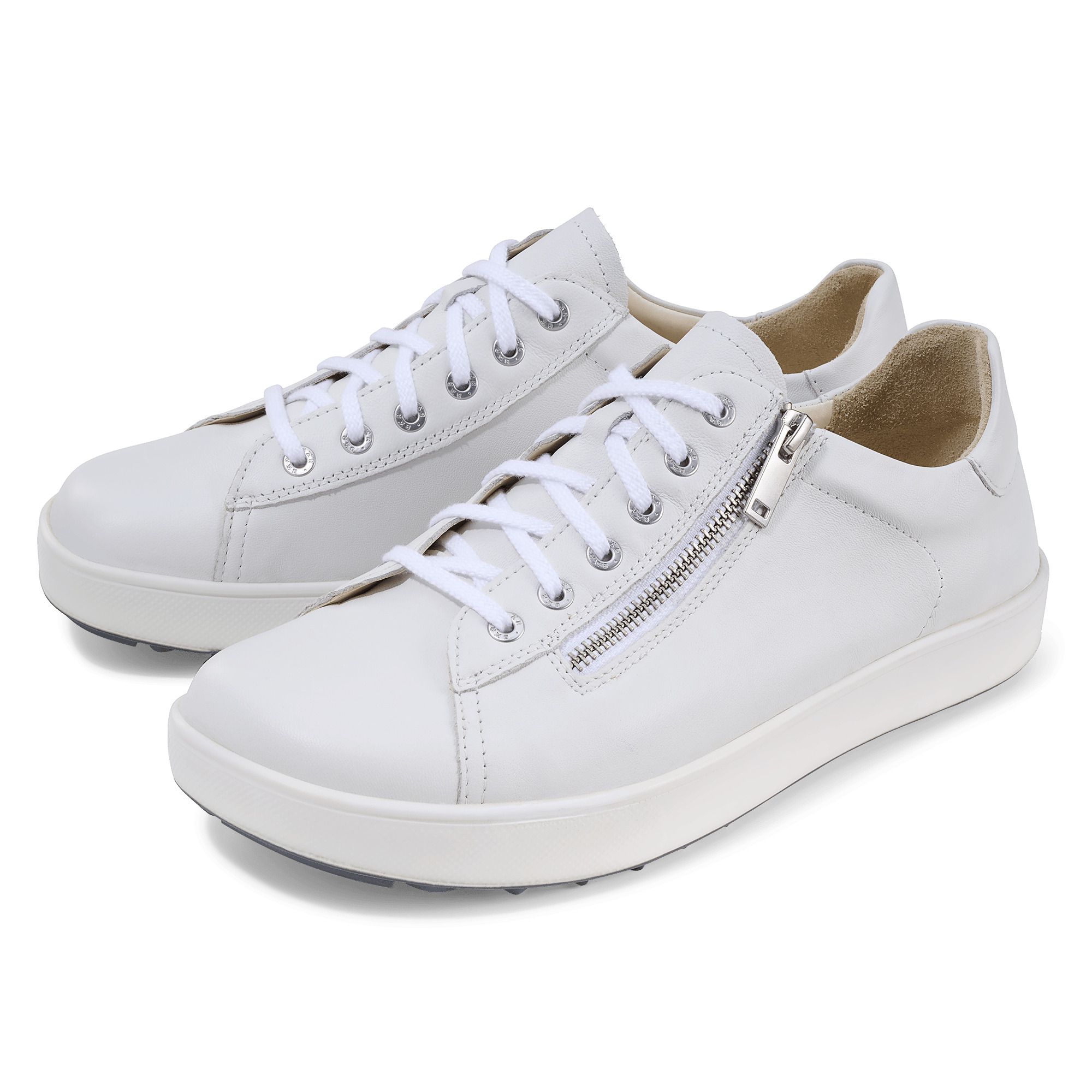 Weiße Schnürschuhe mit Reißverschluss. Seitlicher Reißverschluss, weiße Schnürsenkel, helle Sohle. Paar Schuhe.