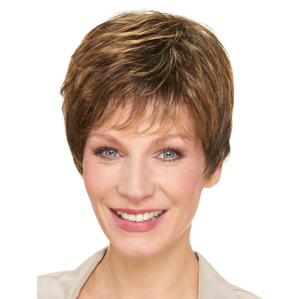 Kurzhaarperücke mit braunen und blonden Strähnen. Die Frau lächelt. Vorderansicht.