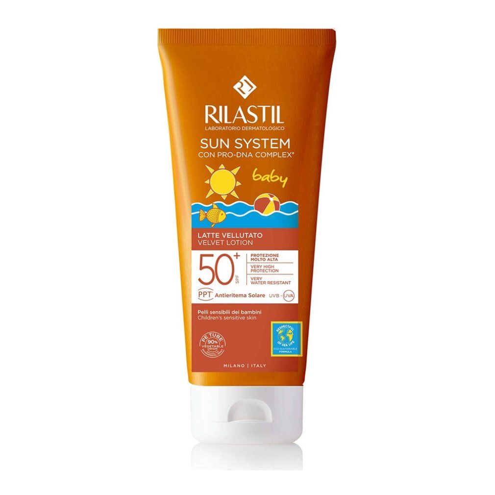 Orangefarbene Tube Rilastil Sun System Baby Lotion. SPF 50+. Text: Latte Vellutato Velvet Lotion. Baby-Illustrationen.