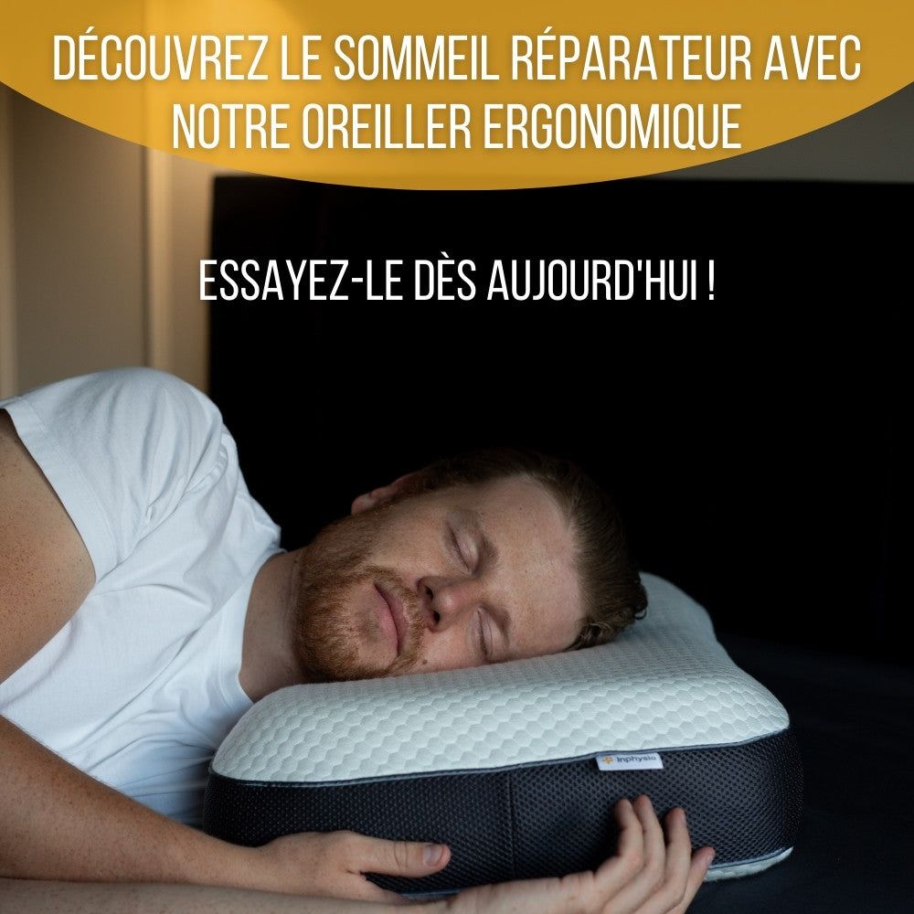 Homme dormant sur oreiller ergonomique. Oreiller blanc bord gris. Tête de lit noire en arrière-plan.