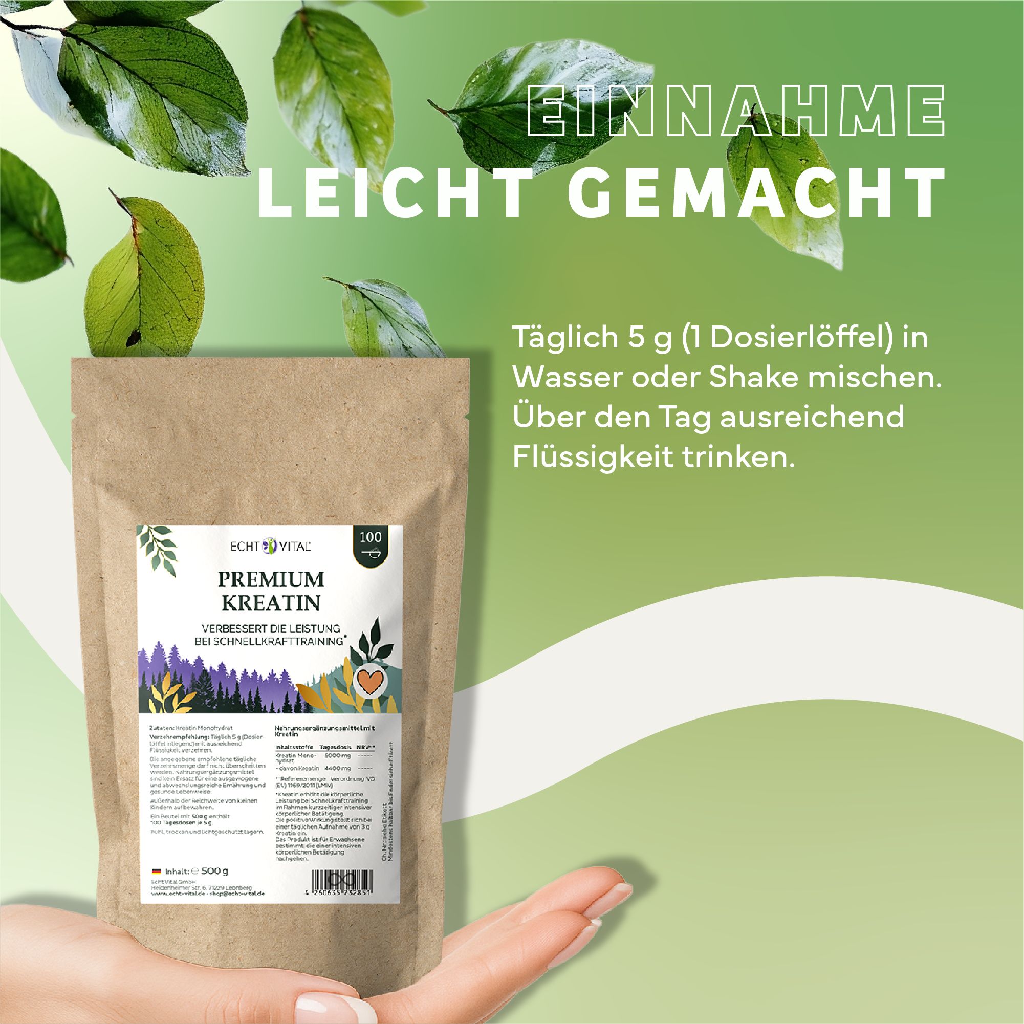 Hand hält eine Tüte Echt Vital Premium Kreatin. "Einnahme leicht gemacht", 5g täglich in Wasser oder Shake mischen.