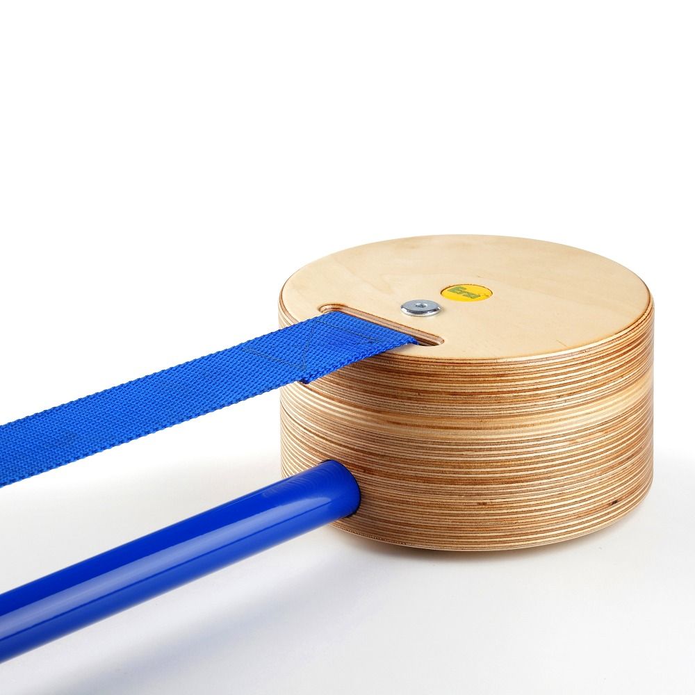 Runder Holzsockel mit blauem Gurtband und blauer Stange. Gelber Aufkleber. Auf weißem Hintergrund.