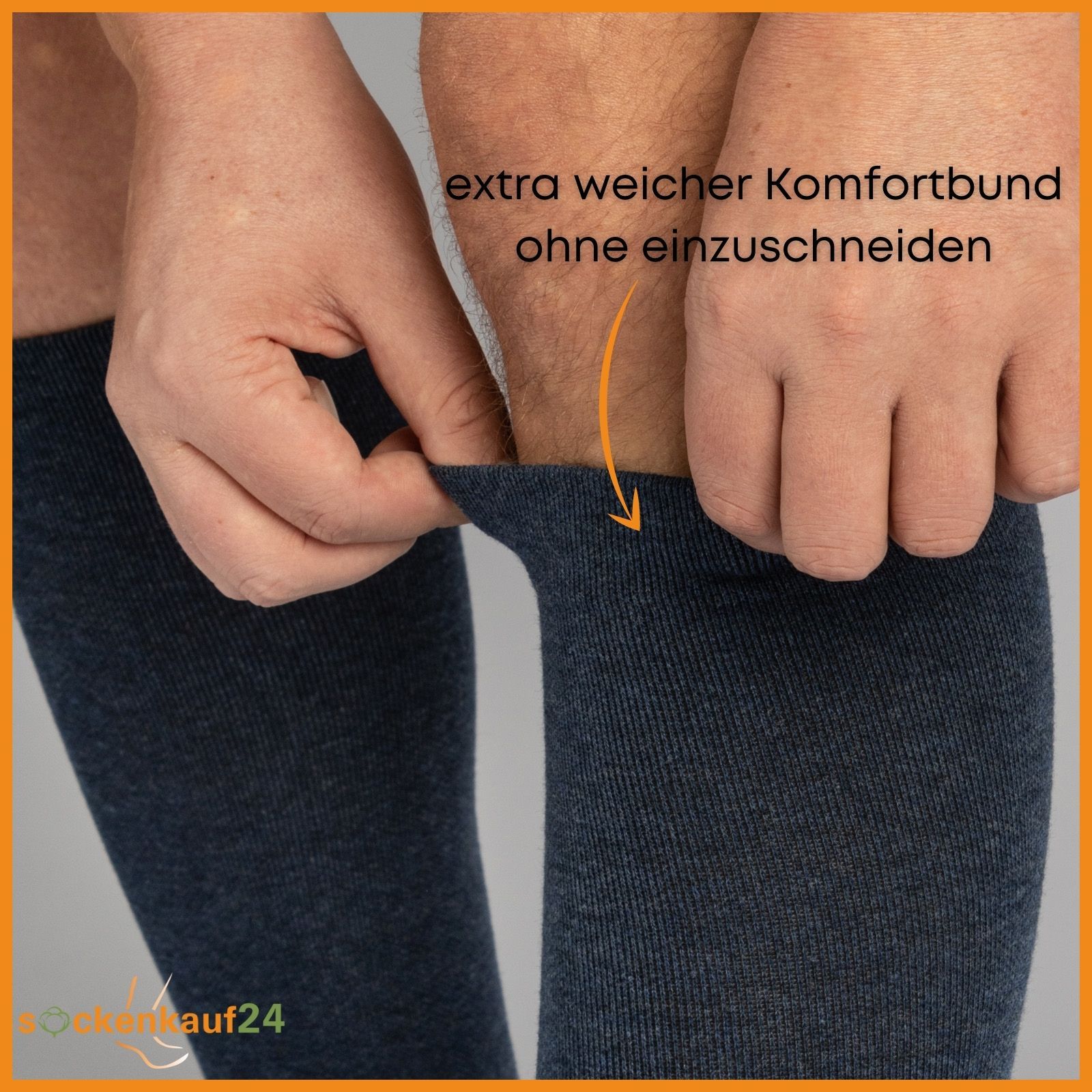 Nahaufnahme: Person zieht dunkelblauen Kompressionsstrumpf hoch. Pfeil zeigt auf extra weichen Komfortbund.
