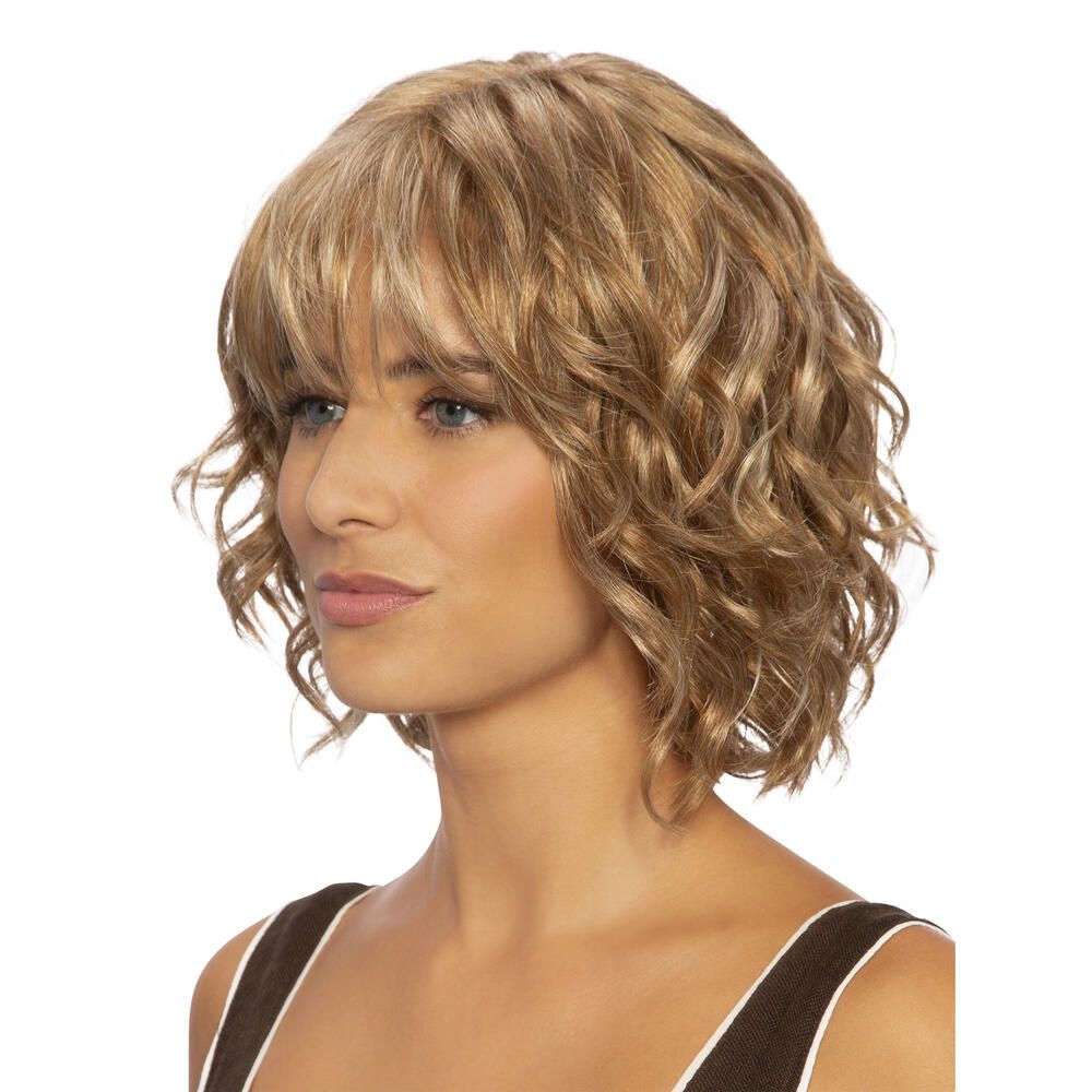 Perücke Capri, blond, gewellt, mit Pony. Seitenansicht einer Frau mit Perücke. Schulterlange Haare.