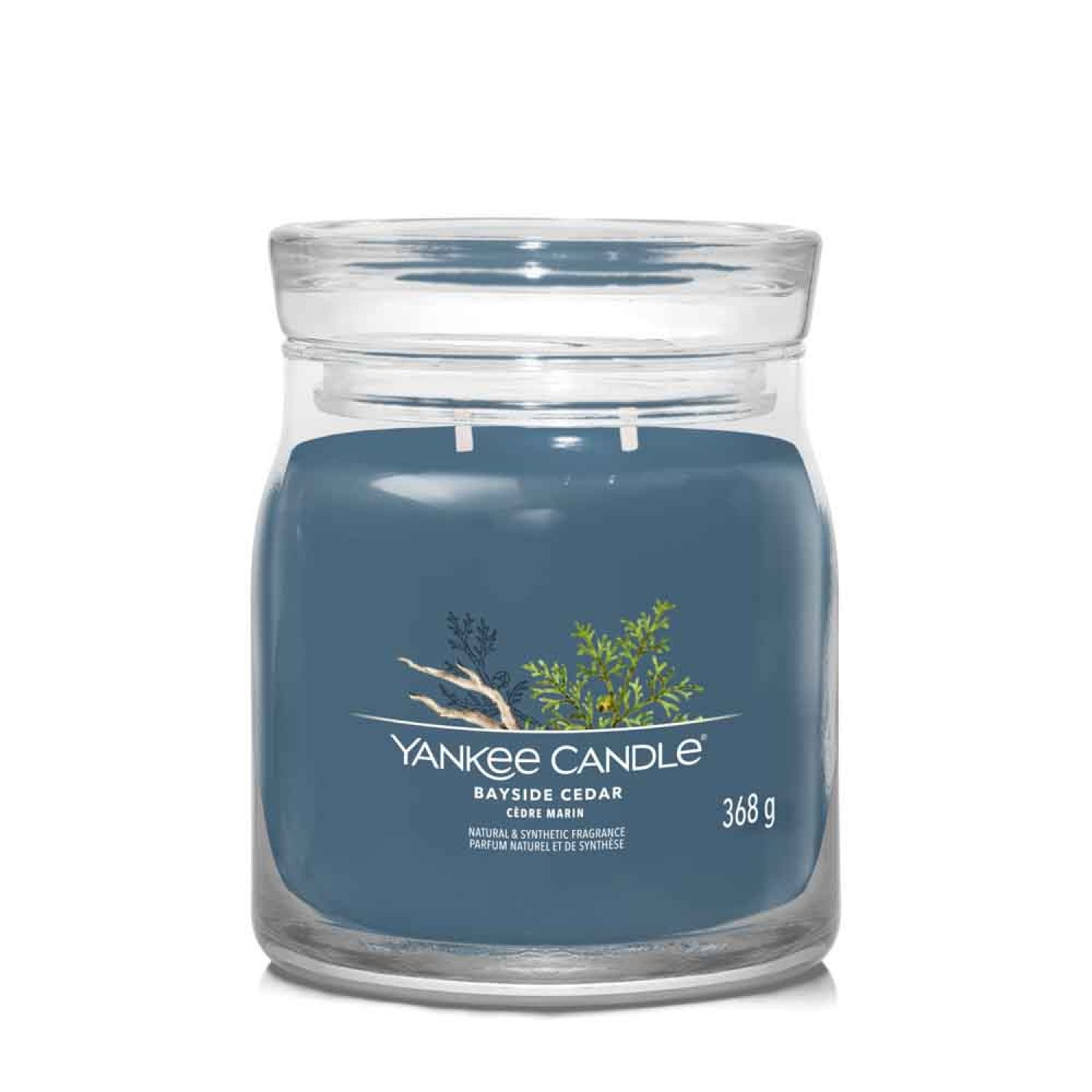 Kerzenglas mit Deckel. Blaue Kerze mit Aufdruck. "Yankee Candle Bayside Cedar 368 g".