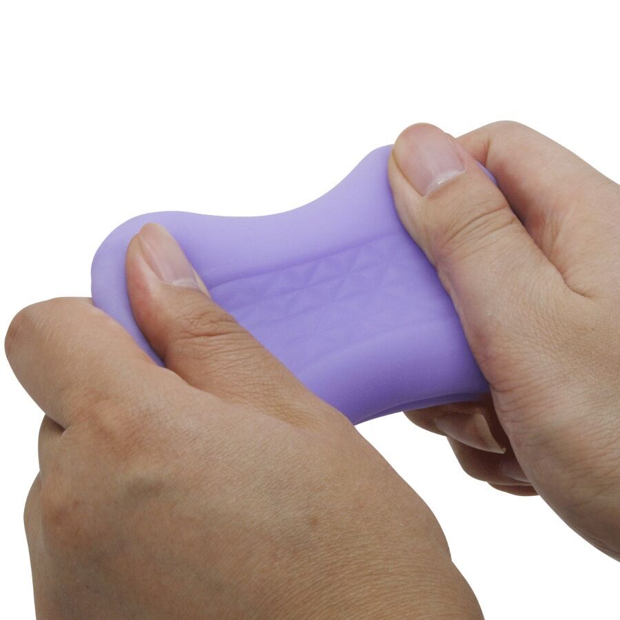Hände halten lila Masturbator. Geometrisches Muster. Flexibles Material.