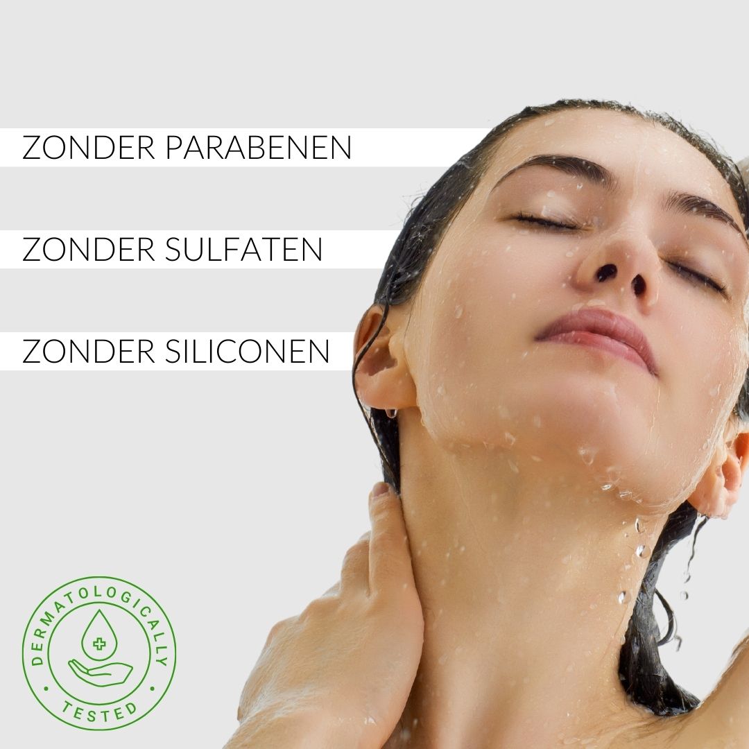 Vrouw onder de douche. Tekst: Zonder parabenen, sulfaten, siliconen. Dermatologisch getest.