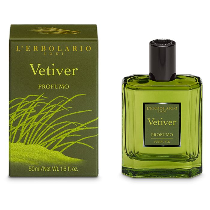 Grünes Parfümflakon und Schachtel. Aufschrift: Vetiver, Profumo, L'Erbolario Lodi. Flakon mit schwarzem Verschluss.
