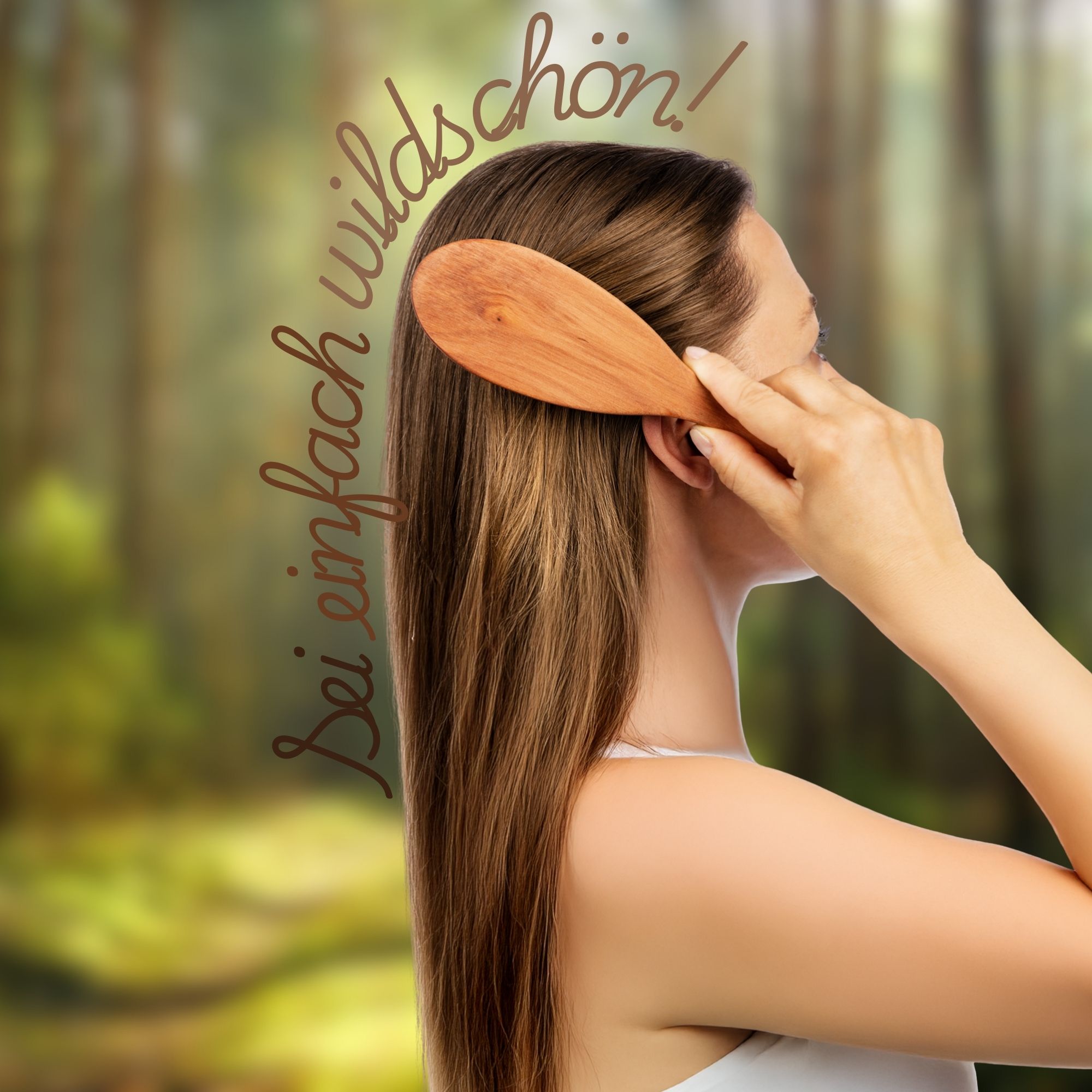 Frau kämmt ihr Haar mit der REMOS Haarbürste aus Holz in einer Waldumgebung.