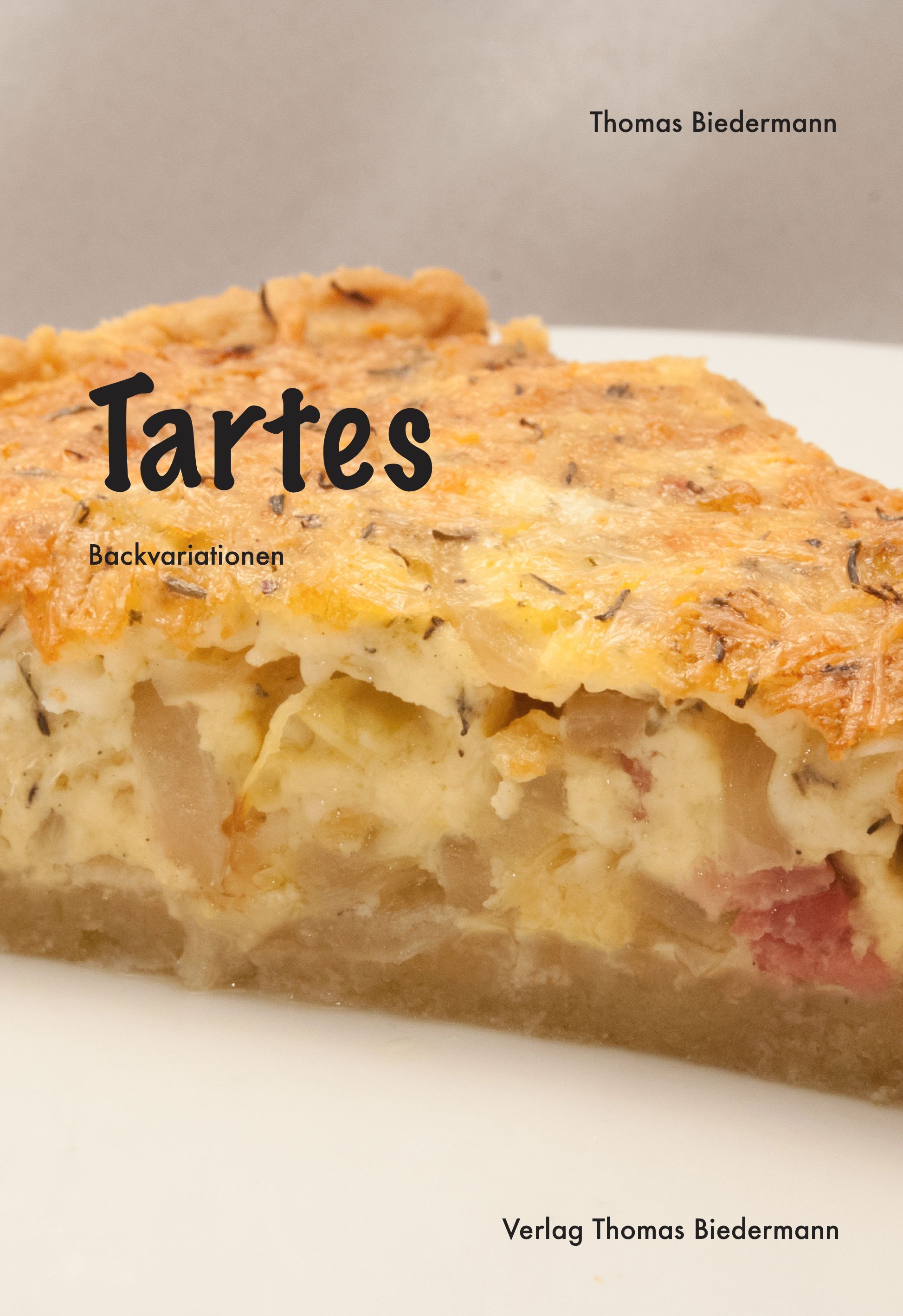 Ein Stück Tarte mit Schriftzug "Tartes" und "Backvariationen". Autor: Thomas Biedermann. Verlag Thomas Biedermann.