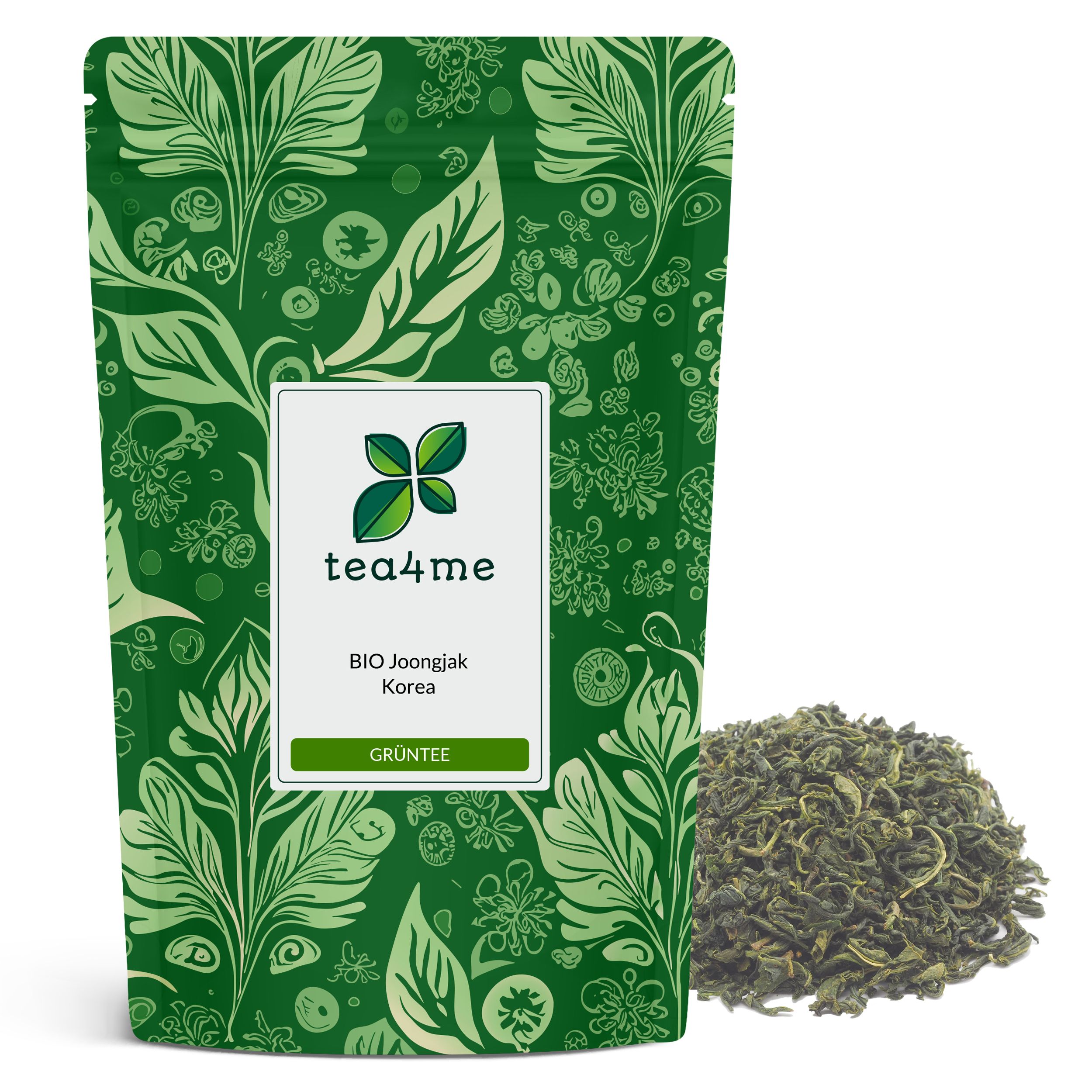 Grüner Tee in einer grünen Verpackung mit floralem Muster. Das Logo tea4me ist sichtbar. Daneben ein Haufen loser Teeblätter.