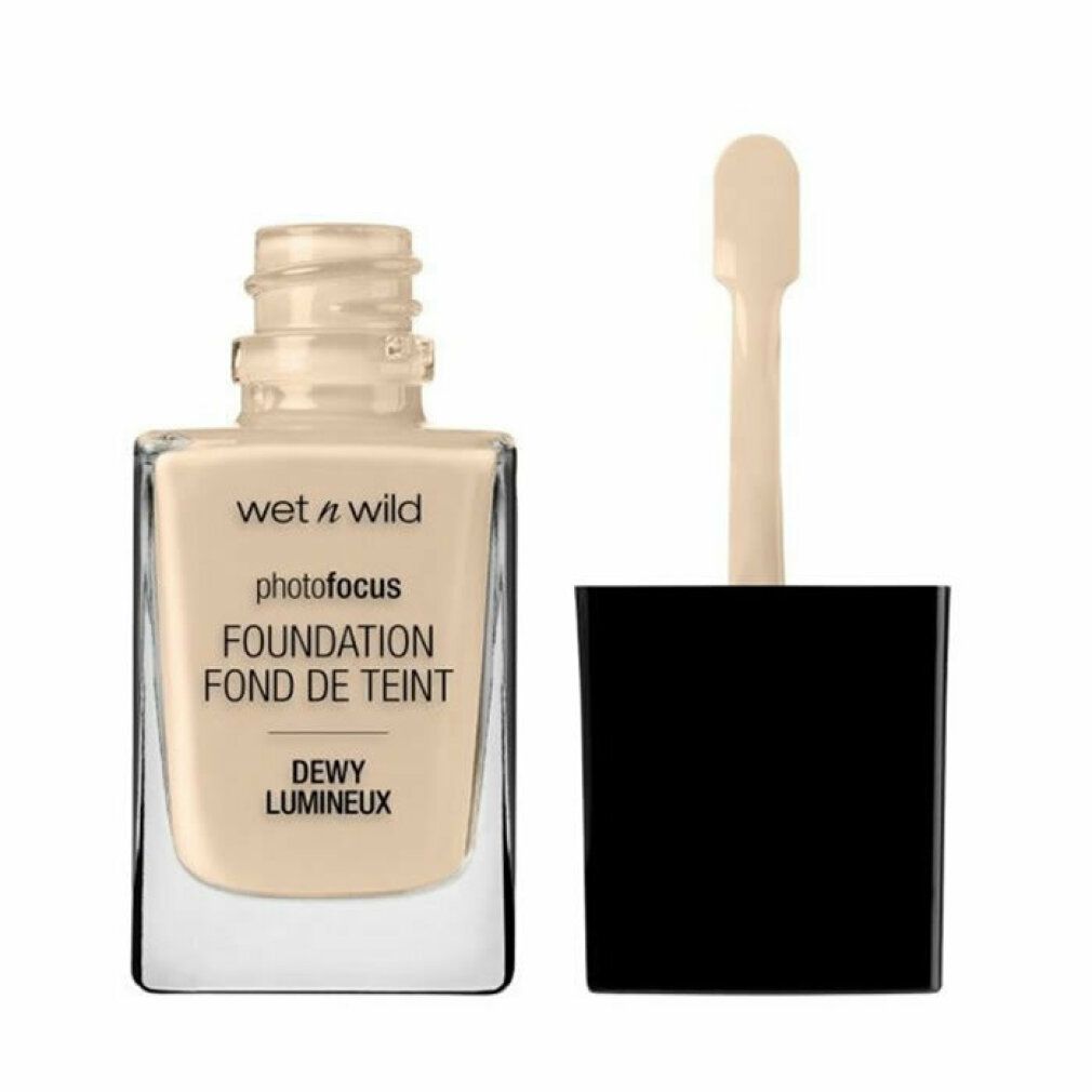 Wet n Wild Photo Focus Foundation. Glasflasche mit hellbeiger Flüssigkeit. Schwarzer Deckel mit Applikator. Text: Dewy Lumineux.