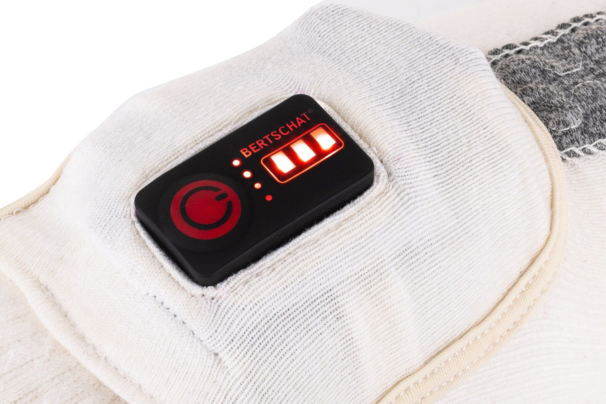 Schwarzes Bedienfeld an einer weißen Socke. Roter Knopf und Anzeige mit drei Balken. Marke Bertschat.