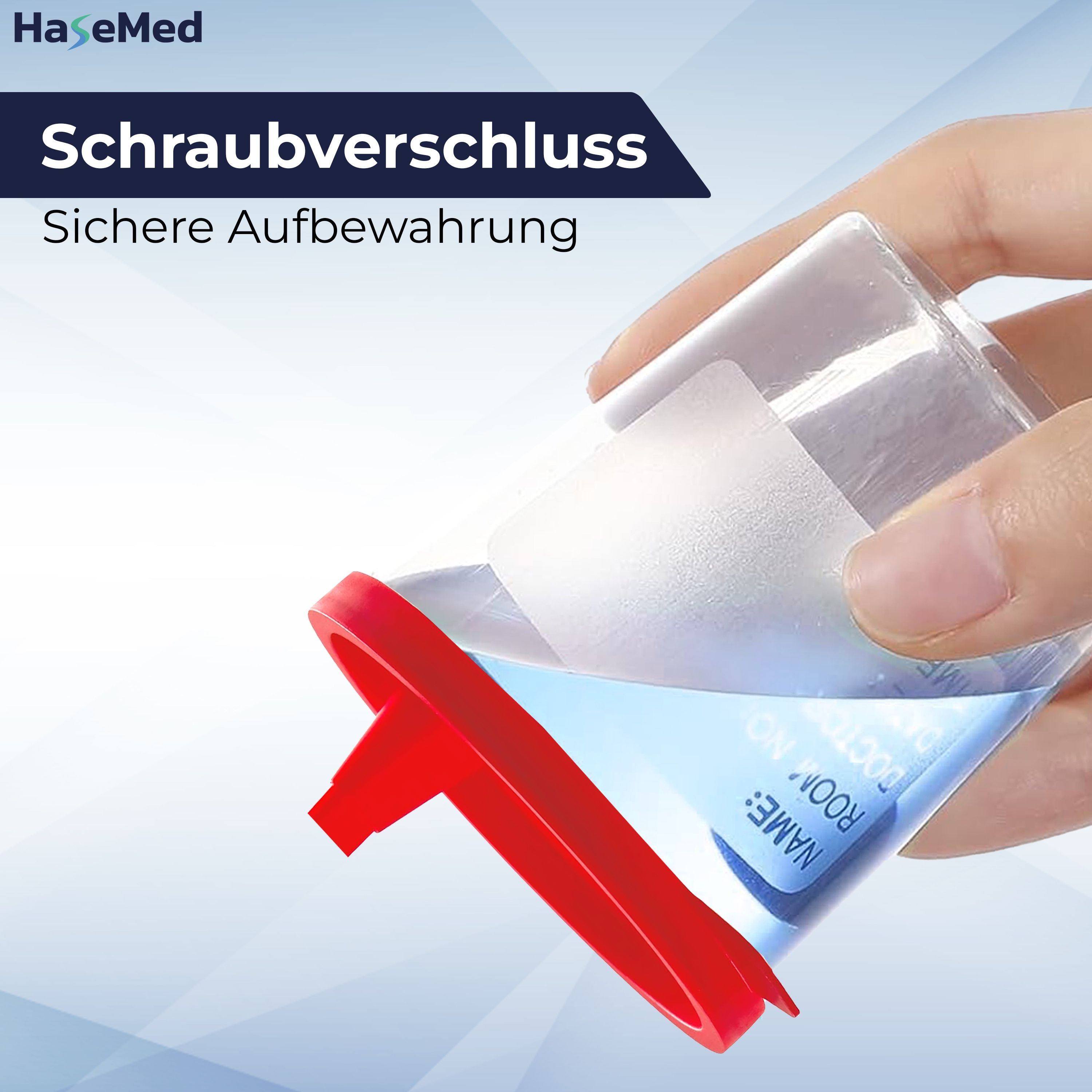 Becher mit rotem Schnappdeckel, wird mit Flüssigkeit gefüllt, Hand hält Becher.