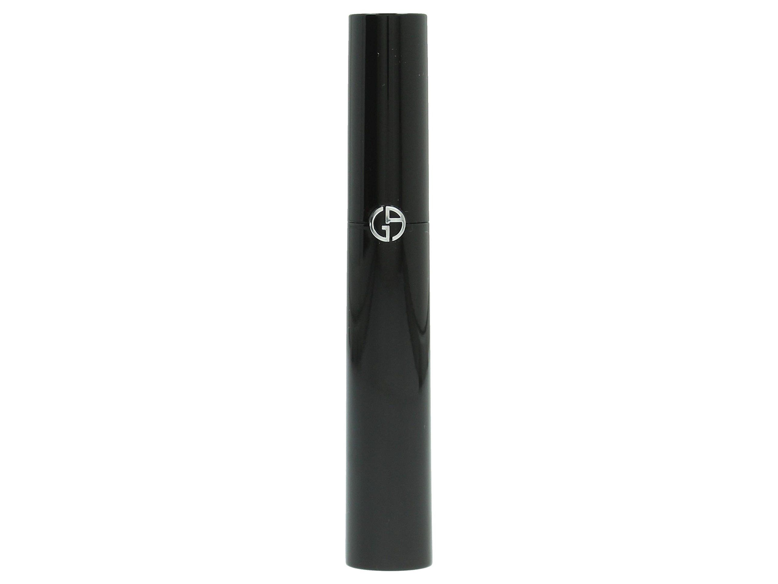 Schwarze Mascara-Tube mit silbernem Logo. Zylindrische Form, glänzende Oberfläche.