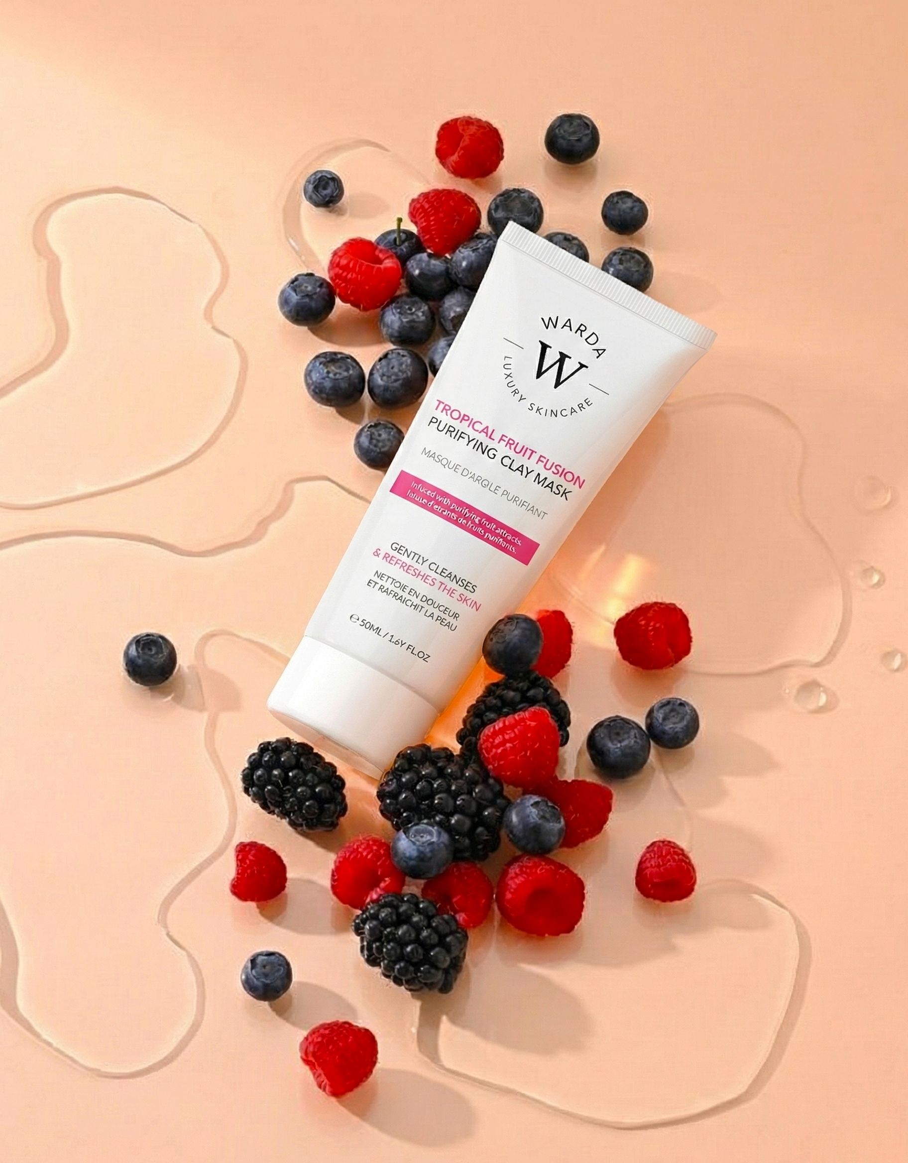 Warda Luxury Skincare Tropical Fruit Fusion Reinigende Tonmaske. Weiße Tube mit Beeren und Wasser. Text: Tropical Fruit Fusion.