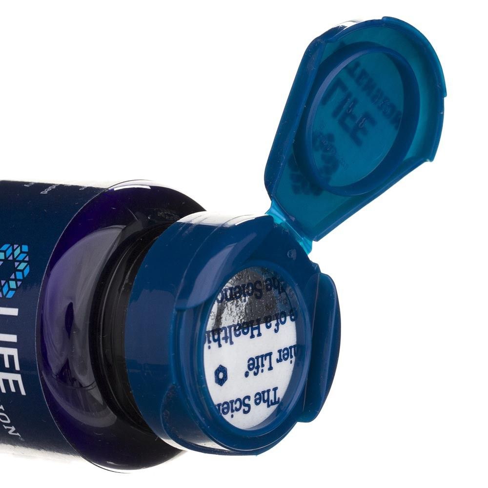 Dunkelblaue Flasche mit geöffnetem Klappdeckel und intakter Siegelung. Text auf Siegel: 'The Science of a Healthier Life'.