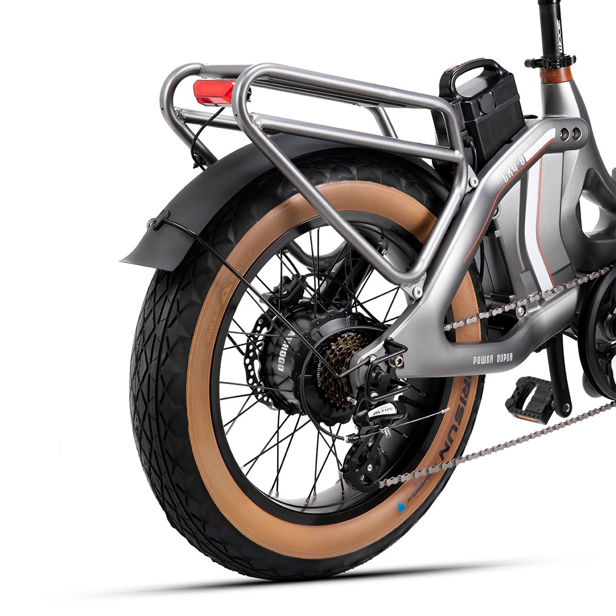 Nahaufnahme des Hinterrads eines E-Bikes. Gepäckträger, Kotflügel, brauner Reifen, Scheibenbremse.