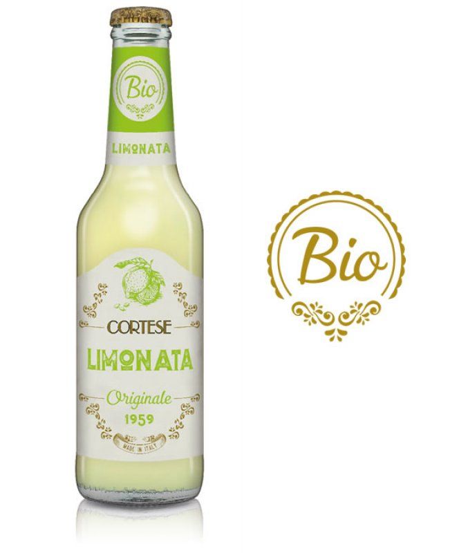 Glasflasche mit Limonata. Aufschrift: Cortese Limonata Originale, Bio-Siegel. Korkverschluss, grüne und goldene Etiketten.