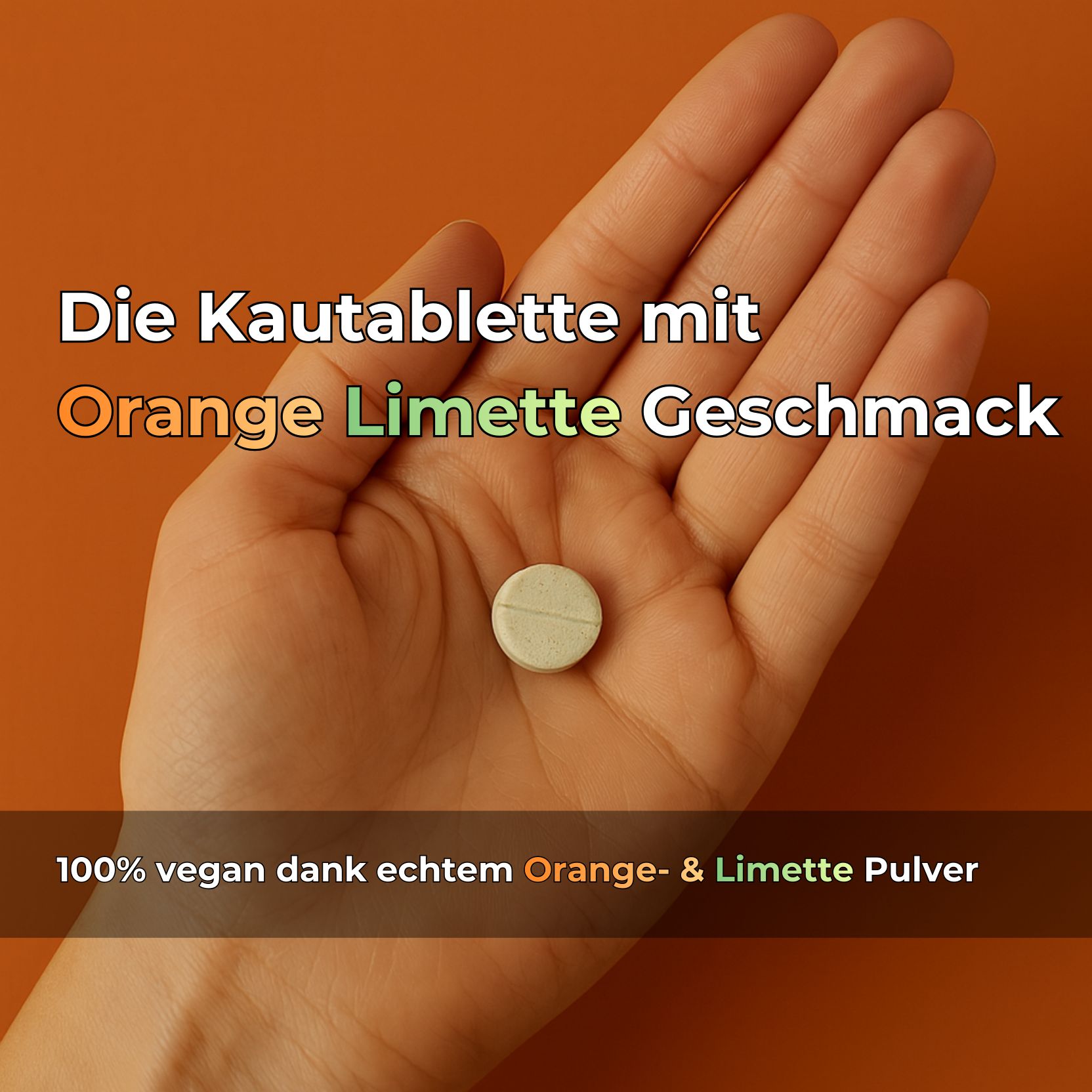 Hand mit einer Kautablette. Text: Die Kautablette mit Orange Limette Geschmack. 100% vegan dank echtem Orange- & Limette Pulver.