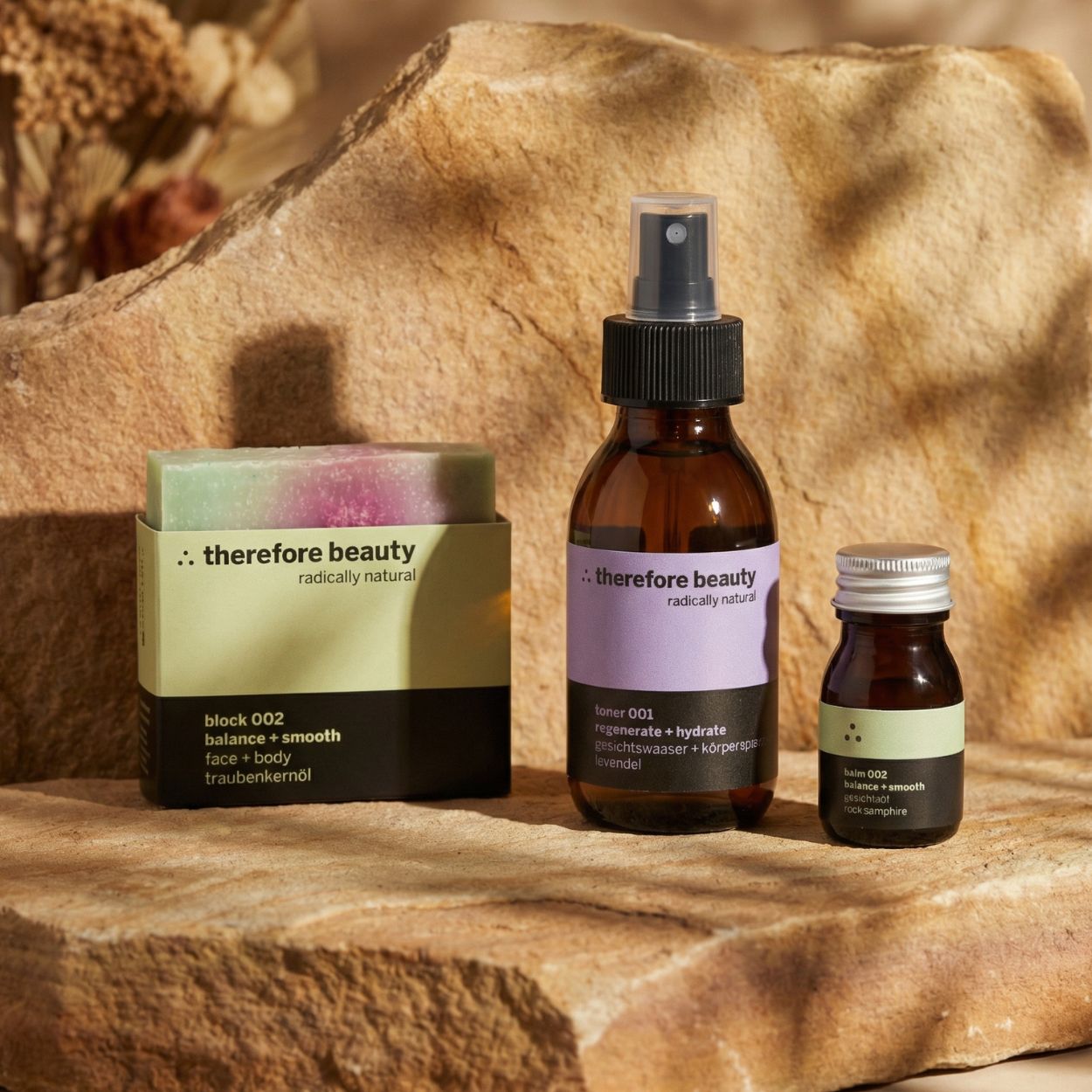 Drei therefore beauty Hautpflegeprodukte: Seife, Gesichtswasser und Gesichtsöl.
