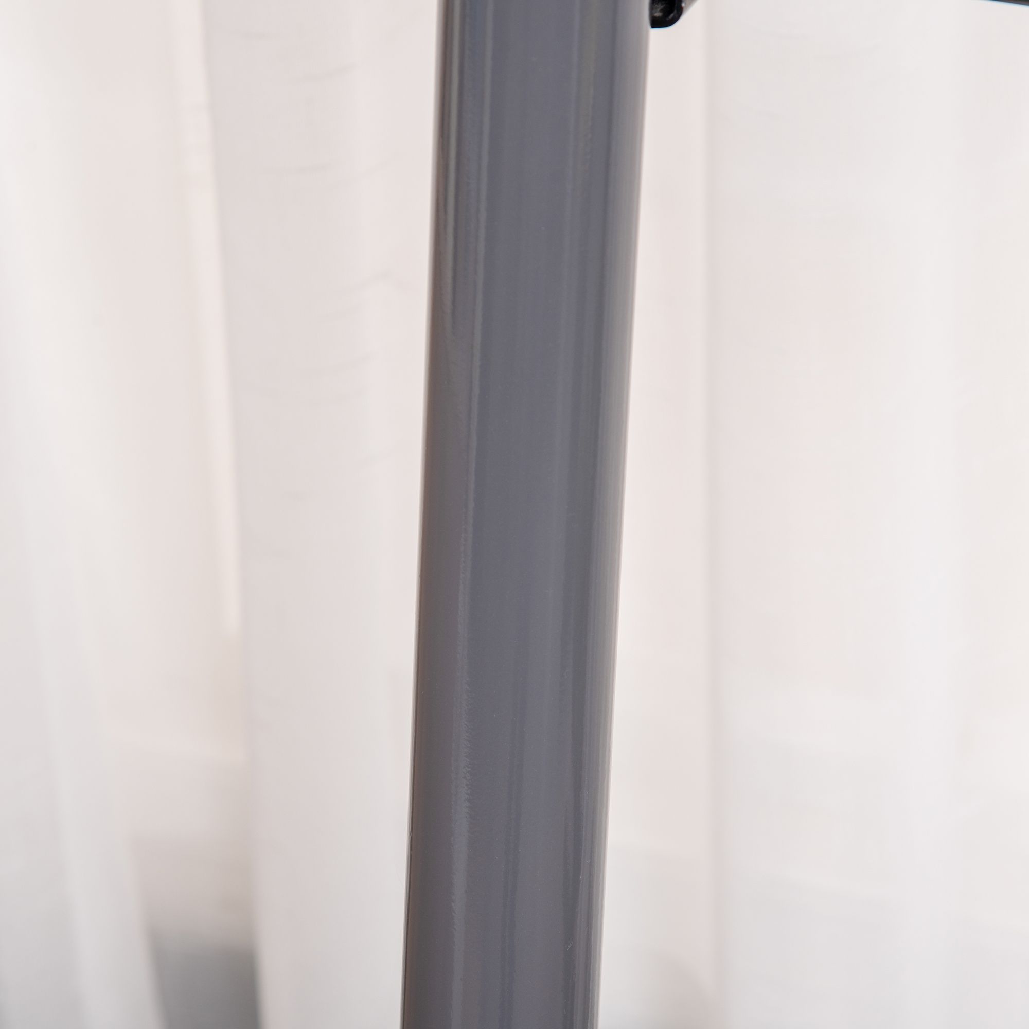 Nahaufnahme eines grauen Stepper-Pfostens. Glatte Oberfläche, ohne weitere Details sichtbar.