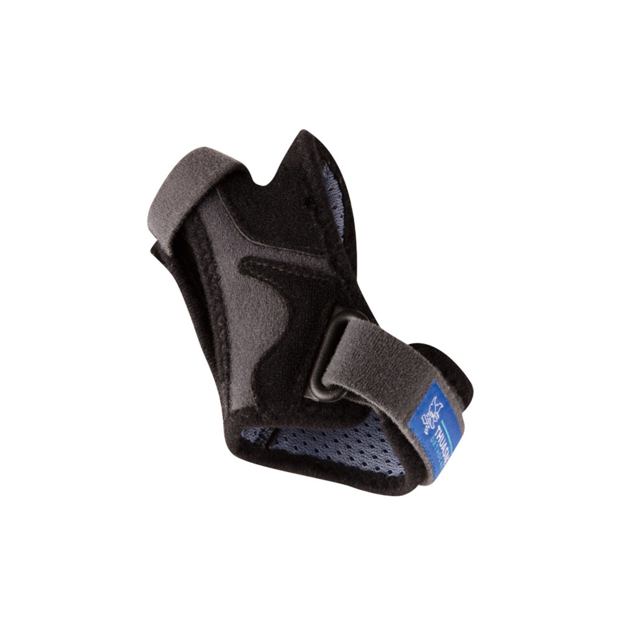 Daumenorthese, schwarz-grau, mit Klettverschluss und blauem Label. Marke Thuasne.
