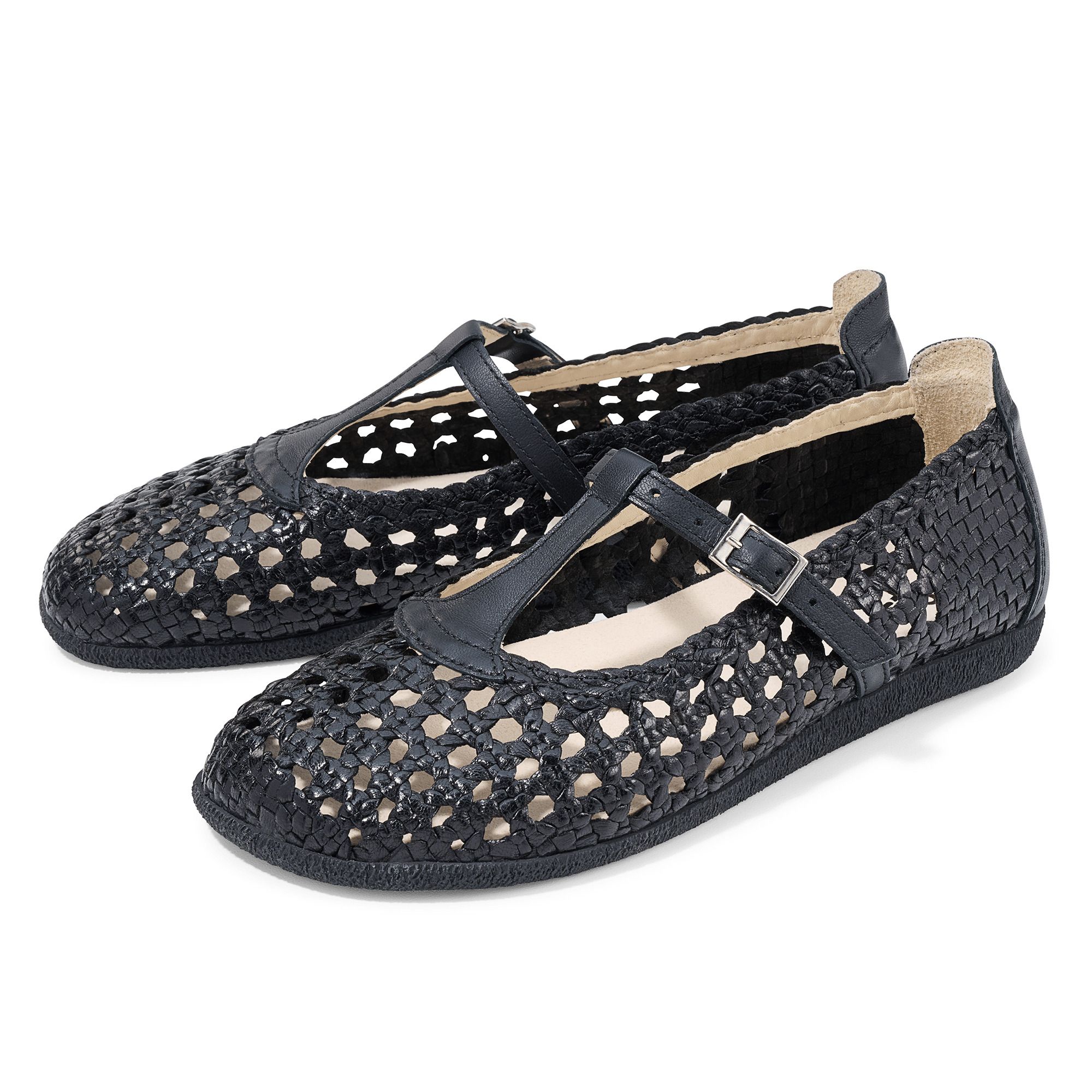 Schwarze Damen-Slipper mit Lochmuster und T-Riemen. Breite Passform. Schnallenverschluss. Zwei Schuhe nebeneinander.