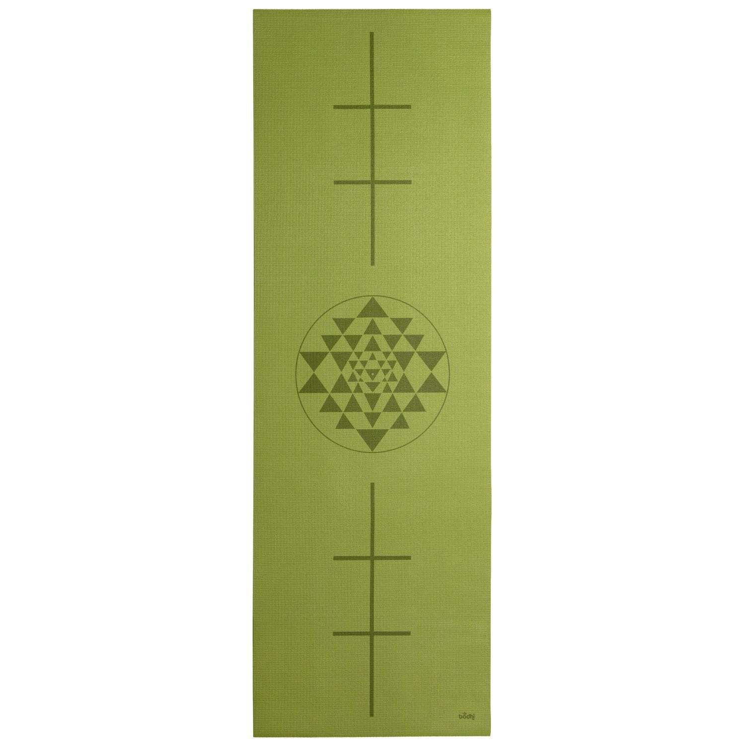 Olijfgroene yogamat met geometrische patronen en uitlijningslijnen. Rechthoekige vorm, een rond mandala in het midden.