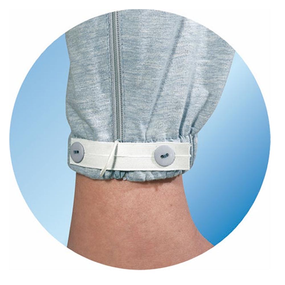 Detailansicht des Beinabschlusses eines Suprima Funktionsoveralls. Elastischer Bund mit Knöpfen. Reißverschluss sichtbar.