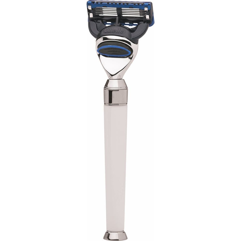Gillette Fusion Rasierer mit weißem Griff und silbernen Akzenten. Blaue und schwarze Klinge.