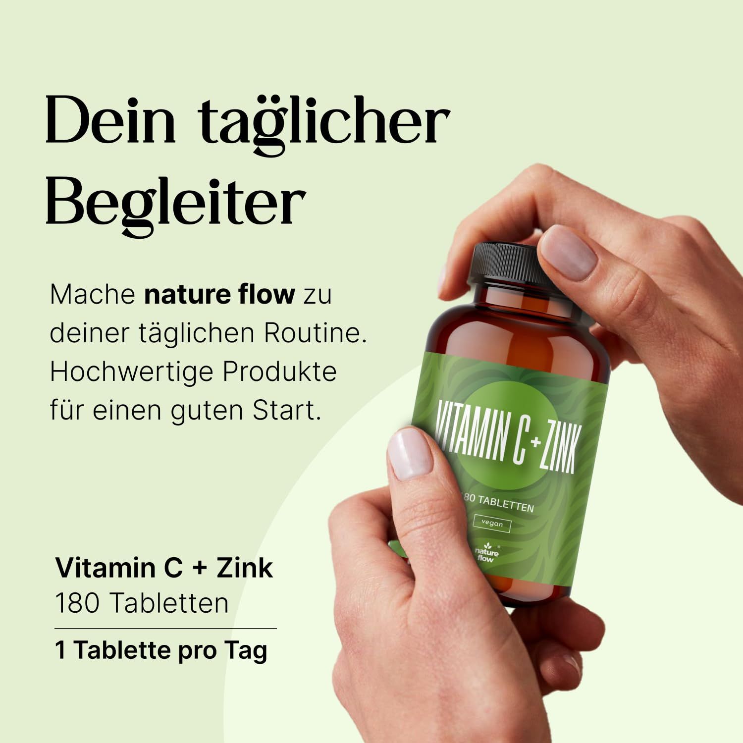 Hand hält Braunglasflasche mit Etikett. Aufschrift: Vitamin C + Zink, 180 Tabletten. Text: 1 Tablette pro Tag. Nature Flow Logo.
