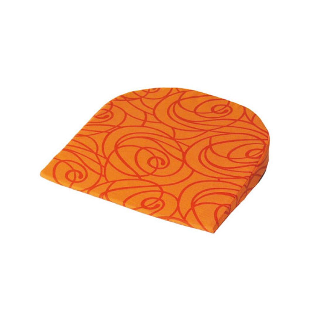 Orangenes Keilkissen mit spiralförmigem Muster. Stoffbezug, rechteckige Form mit abgerundeter Ecke.