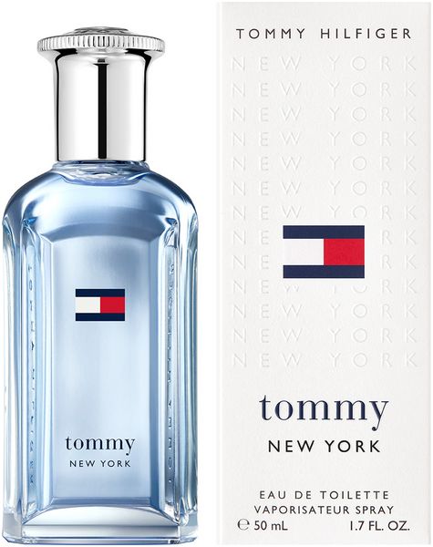 Hellblaues Parfümflakon neben weißer Verpackung. Logo in Rot, Weiß und Blau. Aufschrift: Tommy New York. Text: Eau de Toilette.