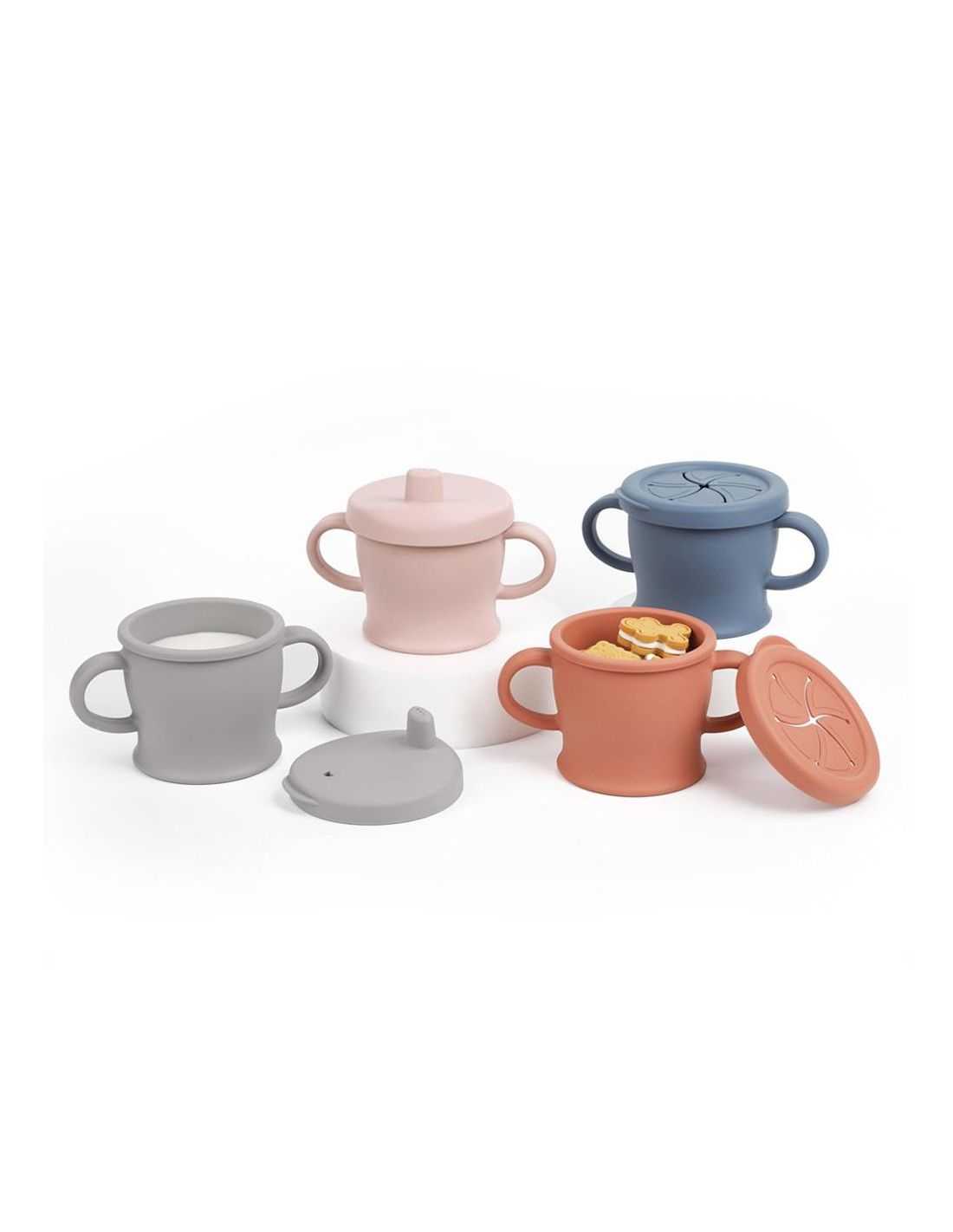 Mehrere Trink- und Snack-Tassen in verschiedenen Farben. Eine Tasse mit Snacks.