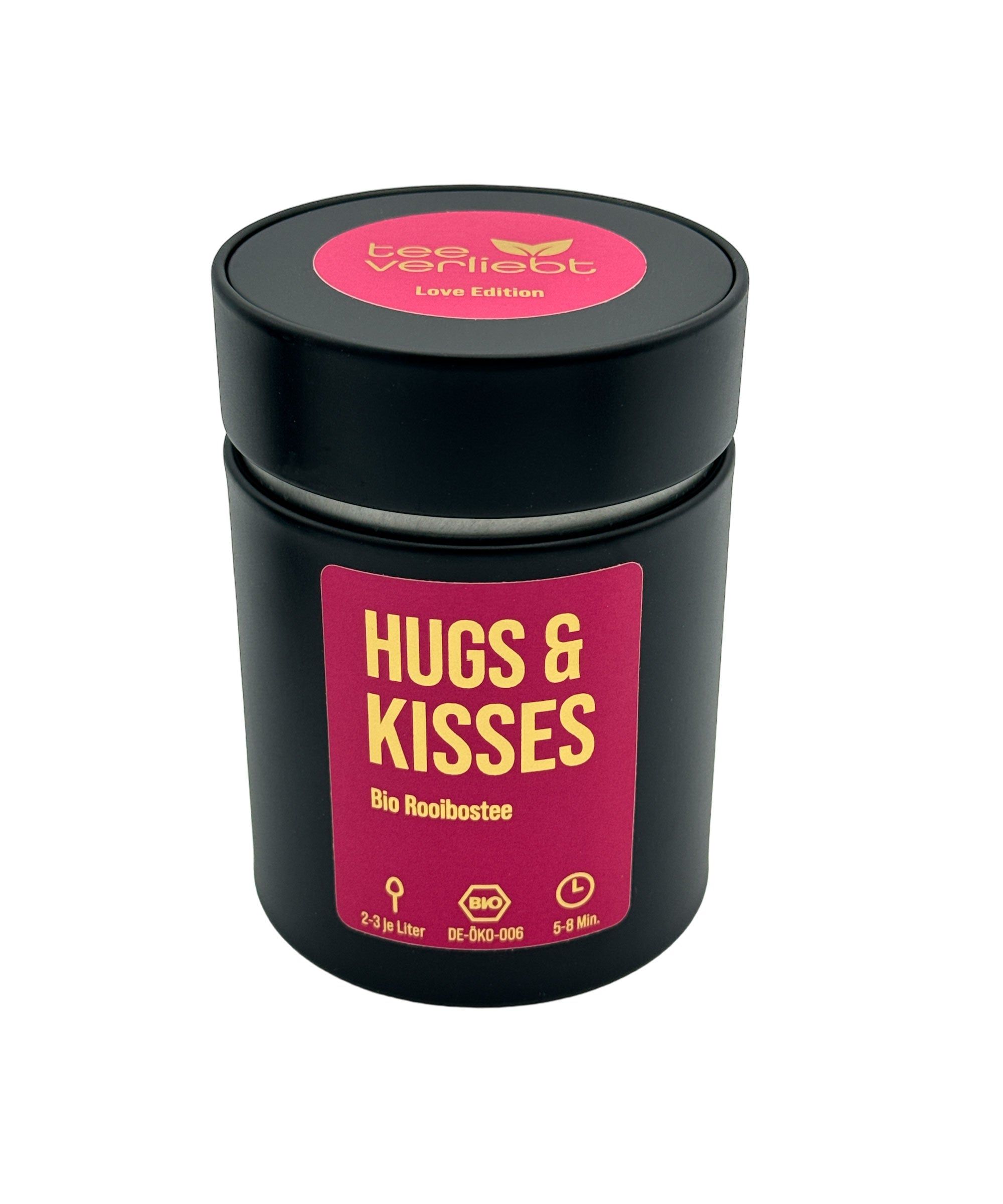 Schwarze Dose mit rotem Etikett. Aufschrift: HUGS & KISSES, Bio Rooibostee. Oben: Logo teeverliebt, Love Edition. Bio-Siegel.