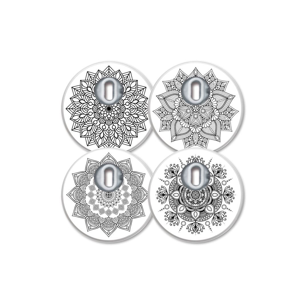 Vier runde Aufkleber mit Mandala-Muster und einem Sensor in der Mitte. Schwarz-weißes Design.