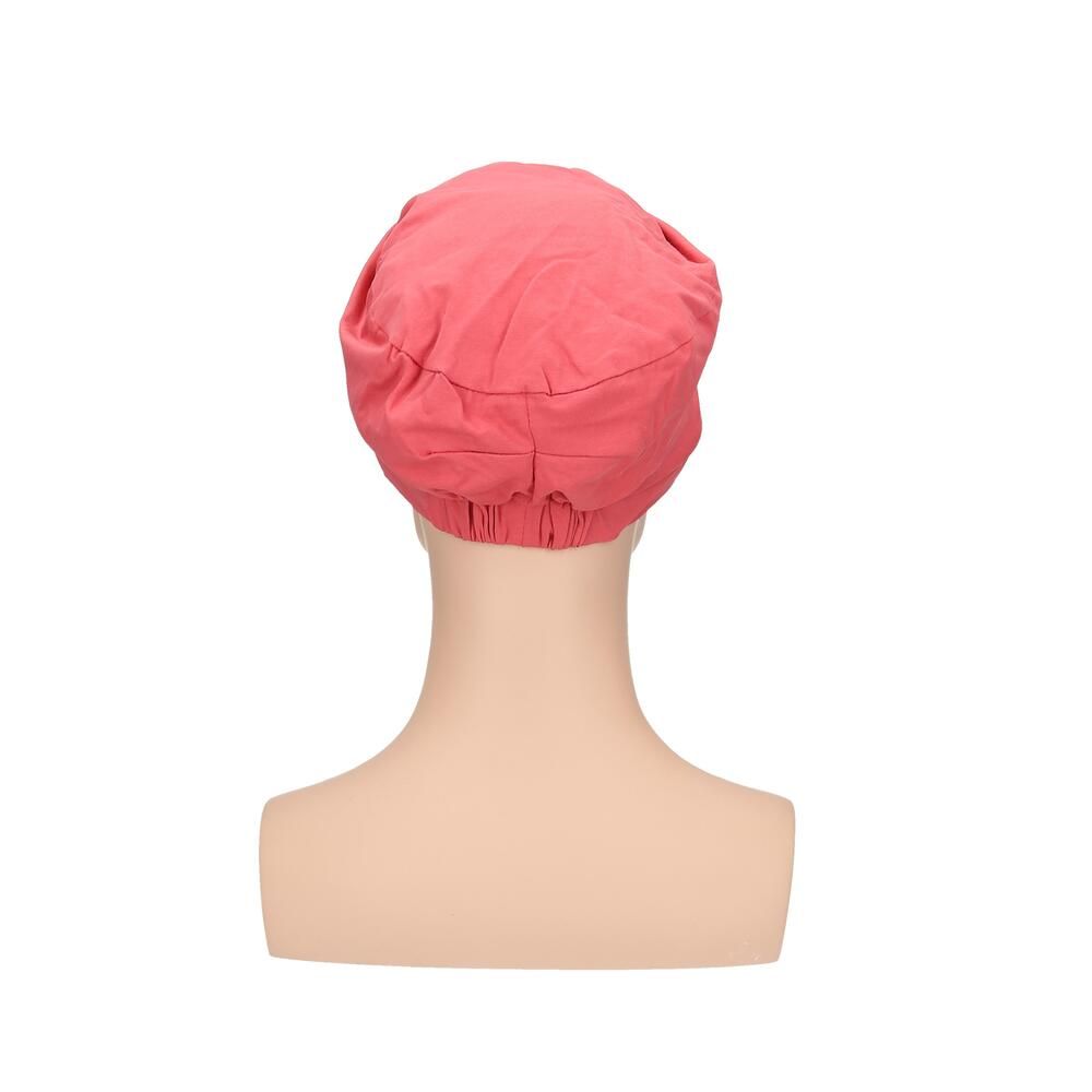 Korallenfarbener Turban auf einer Büste. Rückansicht. Mehrere Stofflagen, gerafft.