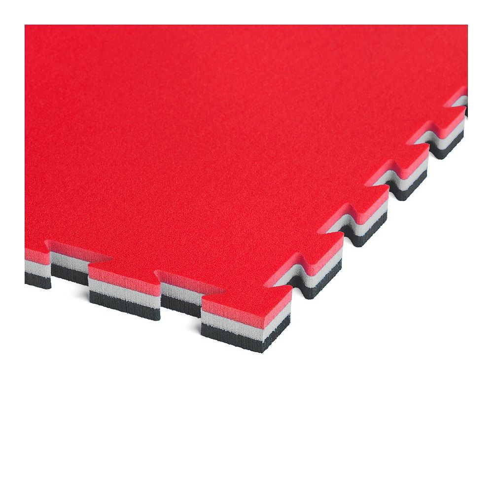 Rote, ineinandergreifende Fitnessmatte. Mehrschichtiges Design mit schwarzen, grauen und roten Schichten. Eckansicht.