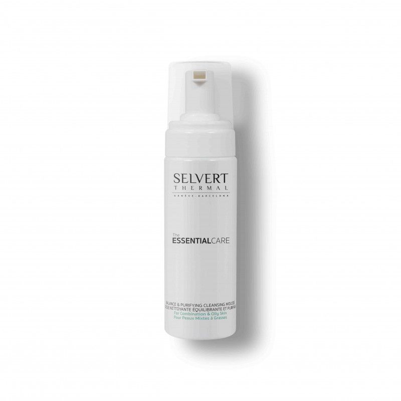 Weiße Flasche mit Pumpe. Aufschrift: Selvert Thermal, Essential Care. Text: Balance & Purifying Cleansing Mousse.