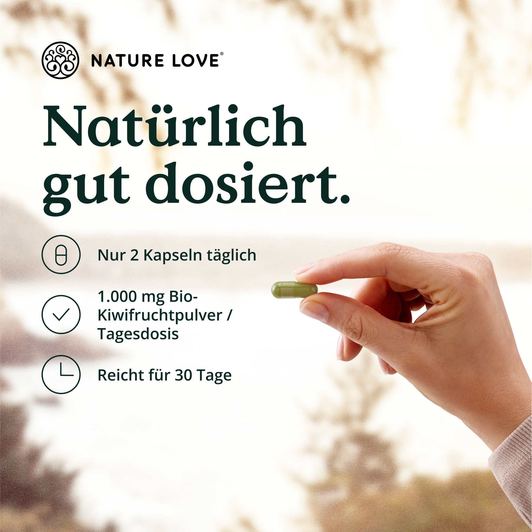 Hand hält eine Kapsel. Text: Natürlich gut dosiert. Nur 2 Kapseln täglich. 1.000 mg Bio-Kiwi Fruchtpulver. Reicht für 30 Tage. Nature Love Logo.