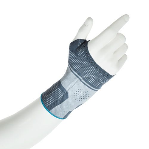 Handgelenkbandage aus 3D-Gestrick. Grau. Auf einer Handattrappe getragen.
