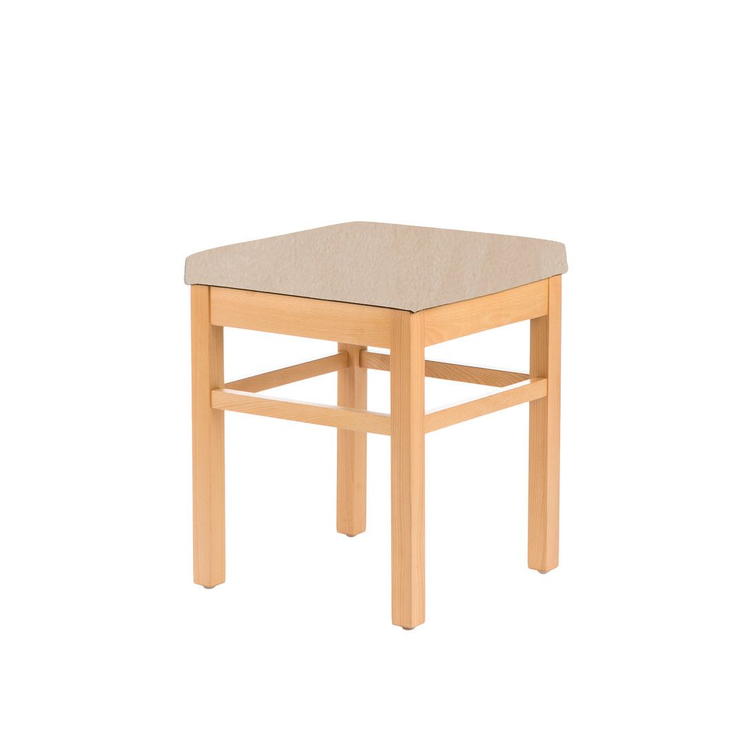 Ein kleiner Hocker mit einem Holzrahmen und einer beigen gepolsterten Sitzfläche. Einfaches Design.