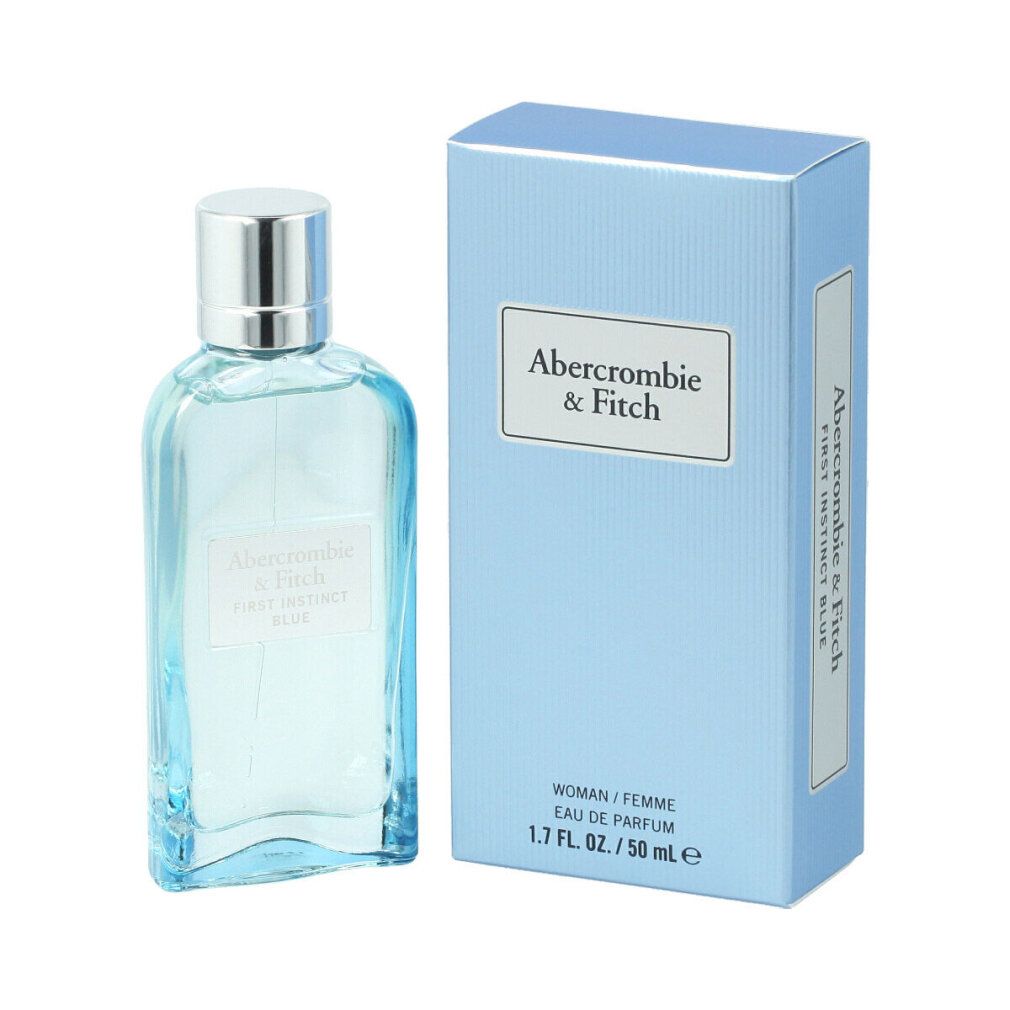Hellblaues Parfümflakon und Schachtel. Aufschrift: Abercrombie & Fitch, First Instinct Blue. Flakon mit silbernem Verschluss.