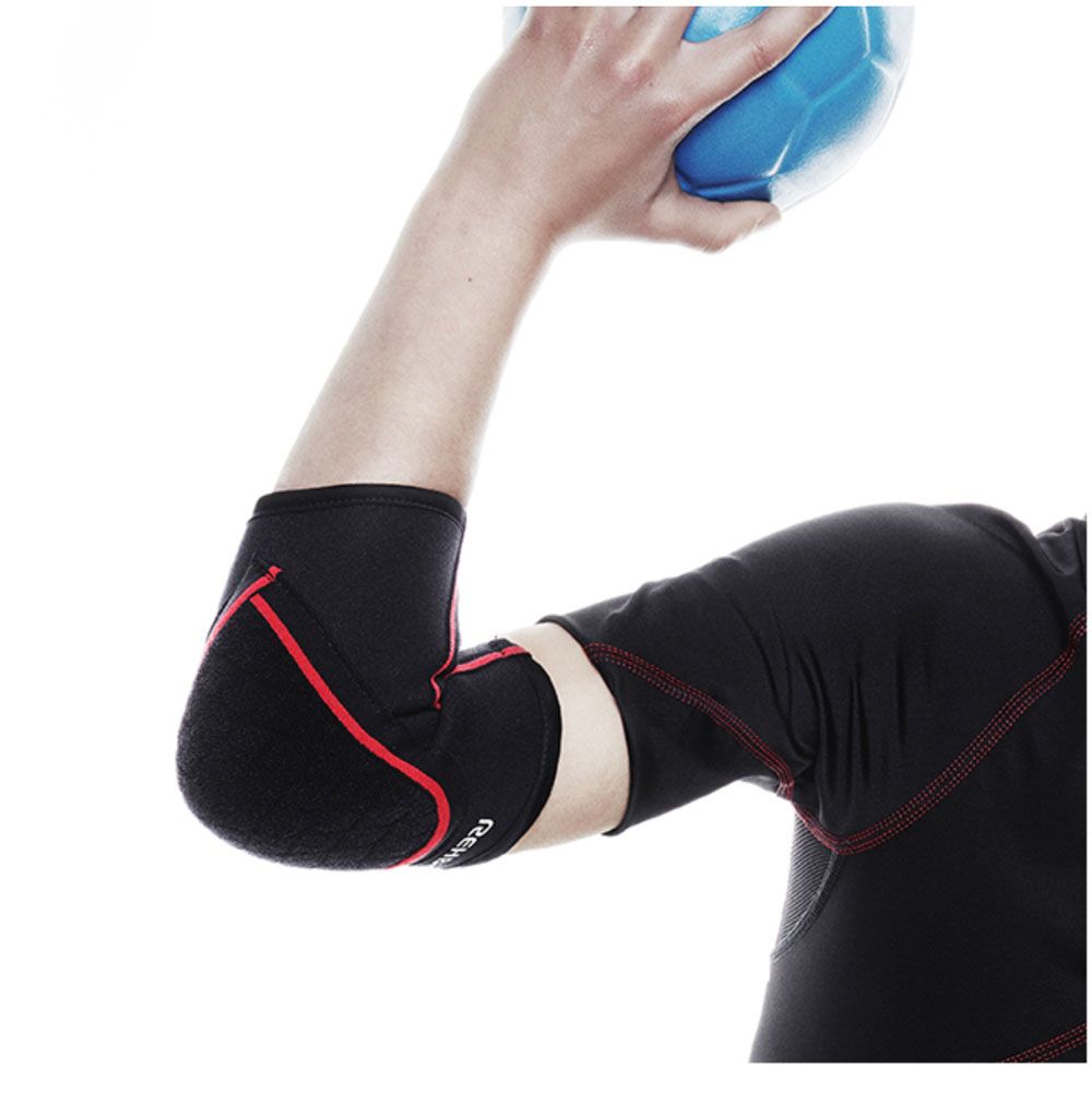 Schwarzer Ellenbogenschutz mit roter Naht. Das Produkt ist am Arm einer Person getragen, die einen Ball hält.