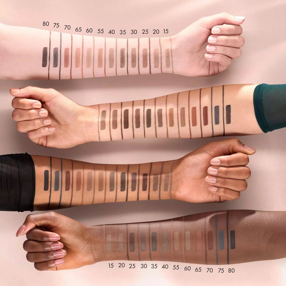 Arm-Swatches von Augenbrauenstiften in verschiedenen Brauntönen.