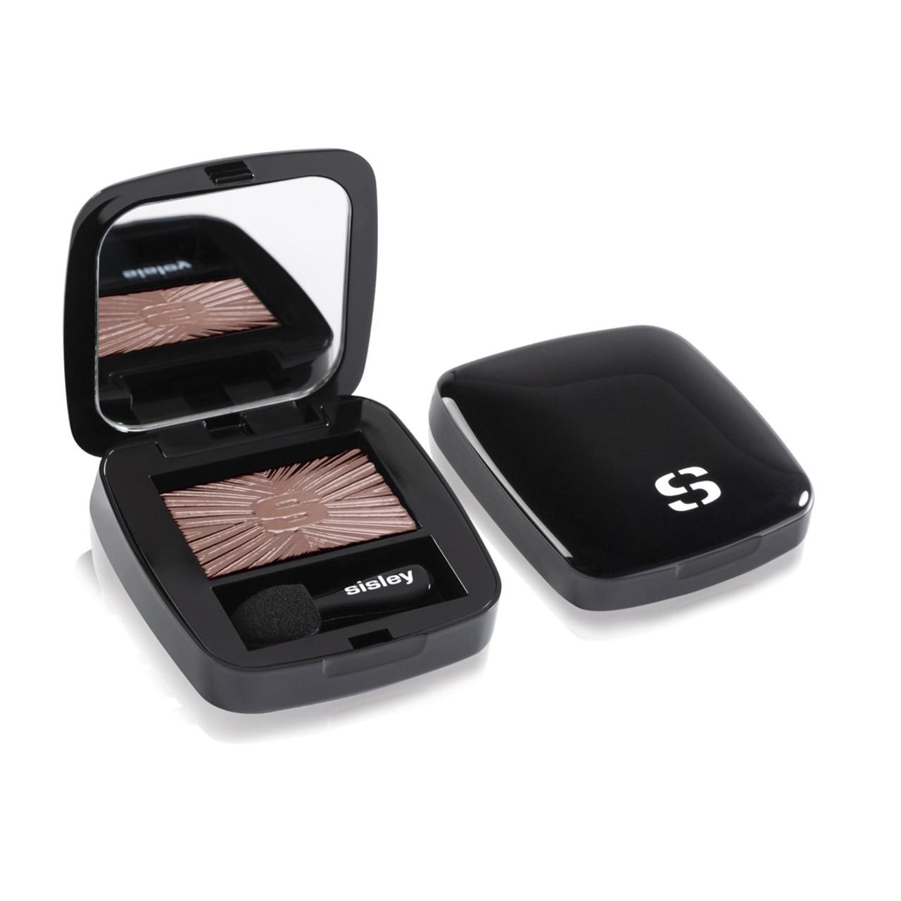 Schwarze Sisley Lidschatten-Kompaktverpackung mit Spiegel und Applikator. Geöffnet, mit Lidschatten in Braun-Rosé-Ton.