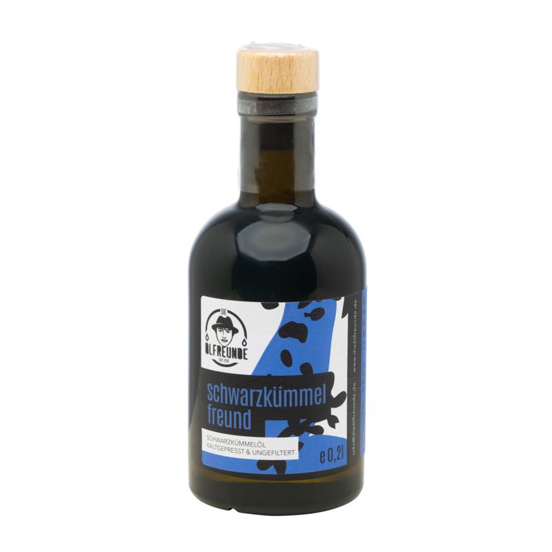 Braune Glasflasche mit Holzverschluss. Etikett mit Produktname und Logo. Schwarzkümmelöl. 0,2l.