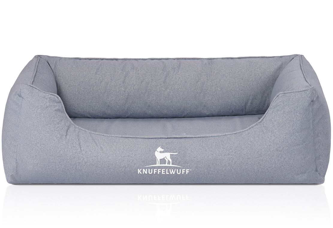 Graues Hundebett mit erhöhtem Rand. Das Logo 'Knuffelwuff' ist auf der Vorderseite sichtbar.