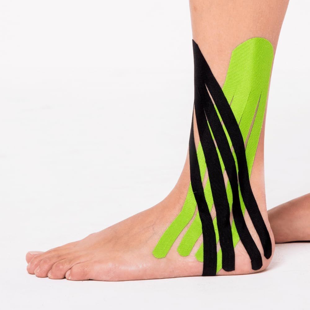 Kinesiotape in Schwarz und Grün, auf einen Knöchel und Fuß aufgetragen.